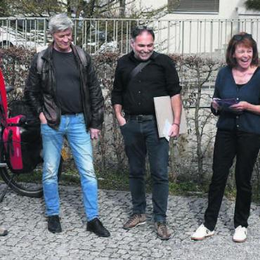 Auf der Suche nach Harmonie - Bestens gelaunt auf den Rundgang: Edith Weber von der Volkshochschule Wohlen begrüsst die Architekten Stefan Hegi und Kurt Kolb. Bilder: Daniel Marti