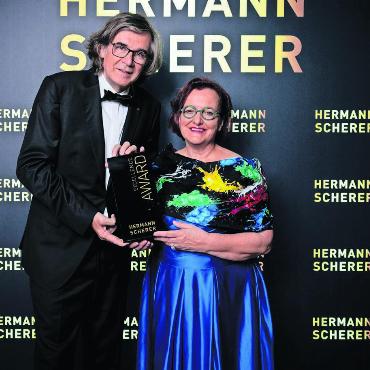 Mit mentaler Kraft mehr erreichen - Die Sprachkünstlerin aus Muri darf ihren zweiten Excellence-Award von Hermann Scherer entgegennehmen. Bilder: zg
