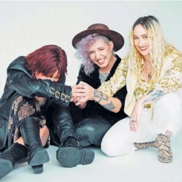 Alte Zeiten aufleben lassen - Das Trio «Velvet Two Stripes» präsentiert mit seinem rohen Gitarrenrock extreme Frauenpower am ersten Abend.