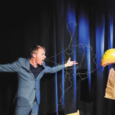 Auftakt zum Abschweifen - Eine ziemlich verflixte Geschichte bringt Christof Wolfisberg mit seinem Soloprogramm auf die Bühne. Bild: zg
