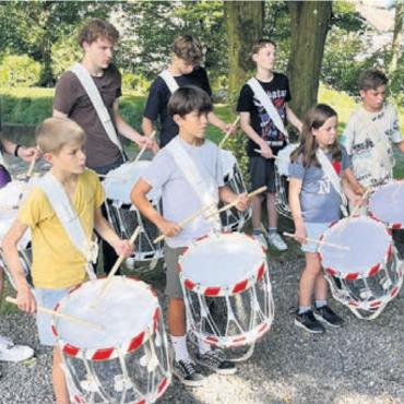 Bereit für das Wettspiel - Die Jungtambouren – hier bei einer Sektionsprobe in Sins – nehmen am kommenden Wochenende am Zentralschweizerischen Jungtambourenund Pfeiferfest in Schwyz teil. Bild: zg