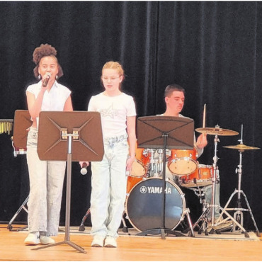 Bilder der Musik erklingen - Die Rockband M-Pop begeisterte mit ihren Klängen. Bilder: Verena Anna Wigger