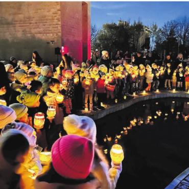 Stimmungsvolles Lichtermeer - Der traditionelle Räbeliechtliumzug der Schule Widen war ein wunderschöner Anlass mit vielen begeisterten Kindern, Eltern und Lehrpersonen. Bild: zg