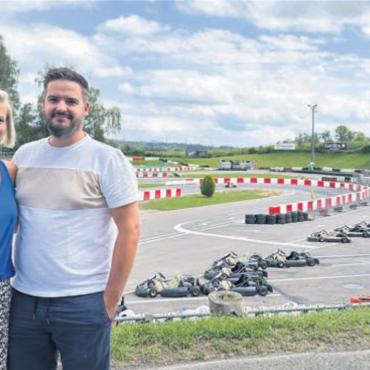 Benefizrennen mit 58 Piloten - Die Eltern Jennifer und Daniele Epifanio freuen sich auf das Benefizrennen – das auch zu Ehren ihres verstorbenen Sohnes stattfindet. Bild: spr