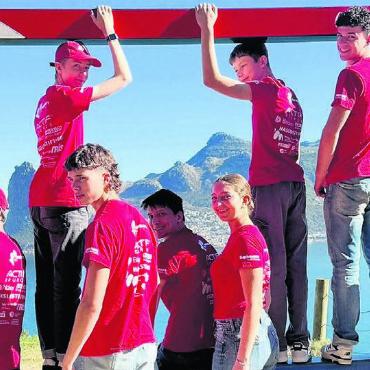 Auch in Kapstadt zuoberst - Die Murianerin Ella Robinson mit ihrem Team in Kapstadt. Bild: zg