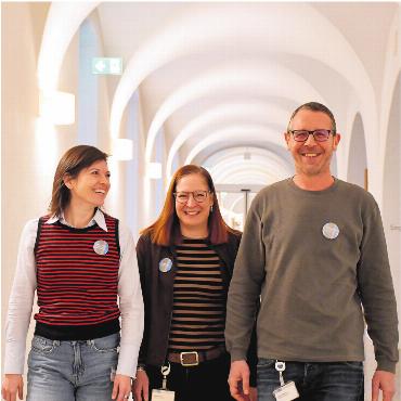 Bewerben in 60 Sekunden - Ihnen ist es wichtig, dass der Bewerbungsprozess in der Pflegi ganz einfach ist, von links: Sydne Maurer, HR-Fachfrau, Verena Rey, Leiterin HR und Bildung, und Thomas Weber, Marketing und Kommunikation. Bild: zg