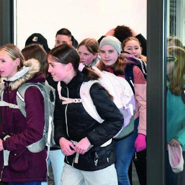 Wie eine Art Brückenbauer - Hereinspaziert: Die ersten Mädchen dürfen rein ins neue Schulhaus.
