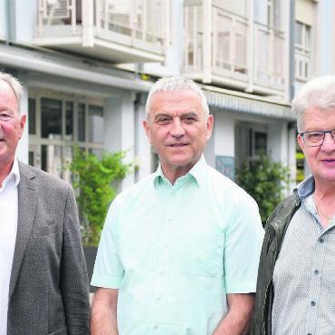 Visionär plant Abgang - Urs Hoppler (links) und André Stierli (rechts) vom Stiftungsrat Altersheim St. Martin, sie hätten ihren Geschäftsführer Josef Villiger gerne noch über dessen Pension hinaus engagiert. Bild: Verena Anna Wigger