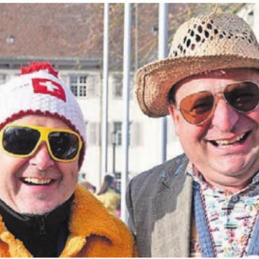 Neue Gemeinderäte im Stresstest - Zwei Fasnächtler durch und durch, Jörg Weiss und Herbert Meier mit Hut. Sie machten den Jux mit und haben anschliessend zusammen angestossen.