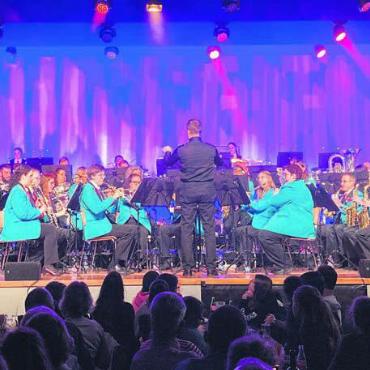 Spagat aus Alt und Neu - Die 55 Musikerinnen und Musiker begeisterten unter der Leitung von Dirigent Sandro Oldani das Publikum in der vollbesetzten Mehrzweckhalle. Bilder: rb