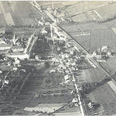 Viele Autos als Zeichen der Freiheit - Um 1900 sah es in Muri so aus. Die Unterführung an der Zürcherstrasse folgte erst später, die Umlegung der Bünz noch später.
