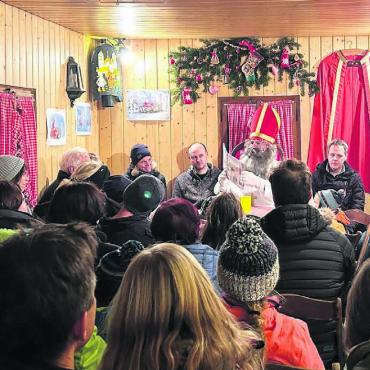 Mit krankem Eseli mitgelitten - Immer volles Haus – der Samichlaus durfte seine Geschichte immer ganz vielen interessierten Kindern und Erwachsenen erzählen. Bild: Annemarie Keusch