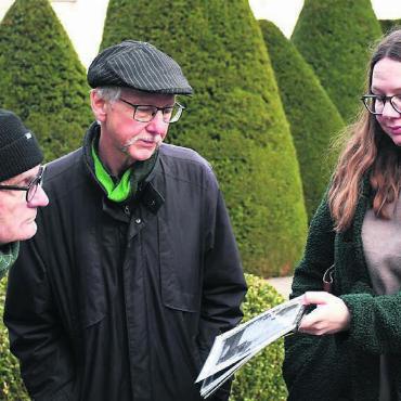 «Wohlen war wie ein Magnet» - Auf dem Rundgang wurden den Besuchern etliche historische Bilder von Wohlen gezeigt. Rechts: Melanie Müller, Leiterin der Bibliothek. Bilder: Daniel Marti