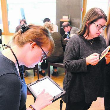 Mehr Verständnis nötig - Dafür, dass Beeinträchtige besser kommunizieren können, gibt es ganz verschiedene Hilfsmittel. Der Umgang mit ihnen muss aber erst geübt werden, wie der Workshop deutlich machte. Bilder: Chregi Hansen / zg