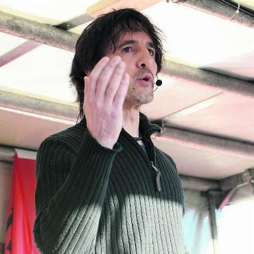 Glaubwürdigkeit der Schule schaden - Von den Kundgebungsteilnehmern erhielt Markus Häni für seine Rede viel Applaus, von der Schulleitung gab es hingegen die Kündigung. Zu Recht, wie das höchste Gericht entschieden hat. Bild: Archiv
