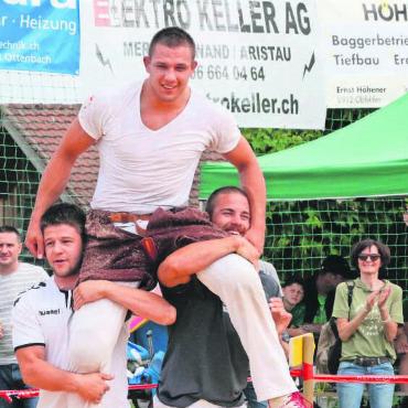 Drei Tage Sport pur - Roman Zurfluh (Mitte) auf den Schultern von Reto Bürgisser und Joel Meier. Vor zwei Jahren holte er den Festsieg in Aristau.