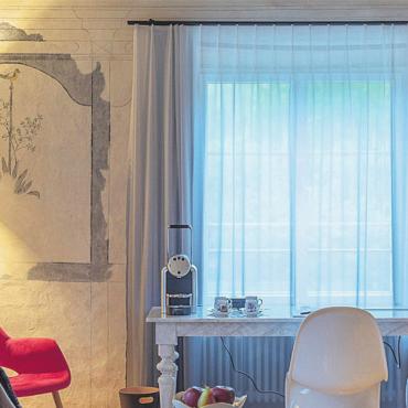 Biker-Hotel mit Kultur - Modernes und Tradition vereinen sich in den Zimmern des Hotels Caspar. Bild: zg