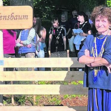 Vom Nussbaum zur Sommerlinde - Ihr Vater zählte vor 80 Jahren zu den Initianten: Die Wohler Künstlerin Heidi Widmer bei der neuen Sitzbank «bim Friedensbaum».