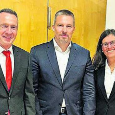 Cyrill Baumann, neu im Verwaltungsrat, flankiert von André Bächinger, Bankleiter, und VR-Präsidentin Arianne Moser. Bild: zg