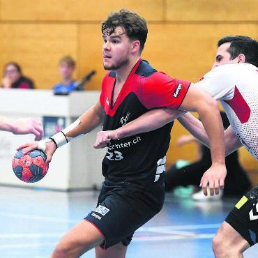 Tragischer Held - 14 Tore erzielt, aber den letzten Penalty verschossen: Muris Rückraumspieler Noel Angehrn zeigte eine sackstarke Leistung. Bild: tvm