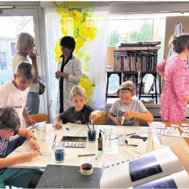 Das Freiamt kann sich zeigen lassen - Sandra Graf ist im Atelier «Weisse Düne» in Villmergen zu Gast. In einem Workshop dürfen Interessierte dort ihr eigenes Kunstwerk malen.