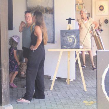 Kunsterlebnis im Vordergrund - Reichlich Kunst war im und ums Armehuus in Villmergen zu bestaunen. Auch die 22. Ausgabe der Ausstellung zog viel Publikum an. Bilder: pf