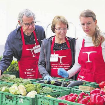 Nicht reden, sondern handeln - Bruno Widmer und Monika Benz weisen Kathrin Graf bei ihrem ersten Einsatz ein.