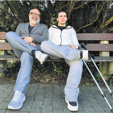 Der Apfel sucht den Stamm - Ein Film-Duo: Cihan und Finnigan Inan. Der Vater ist in Wohlen aufgewachsen, der Sohn besucht seinen Heimatort immer mal wieder. Finnigan Inan geht aktuell aufgrund einer Meniskusverletzung – die er sich beim Fussball zugezogen hat – an Stöcken. 
Bild: Stefan Sprenger