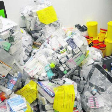 Geld, das im Hochofen landet - Medikamentenabfälle, so weit das Auge reicht. Darunter befinden sich viele Packungen, deren Inhalt fast oder gar nicht verwendet wurde. Vieles muss separat gesammelt werden, so etwa Spritzen, die in Spezialbehälter kommen.