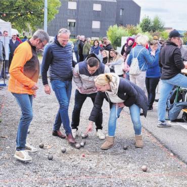Leben ins Dorf bringen - Welche Kugel ist näher: In den meisten Fällen einigten sich die Teilnehmer selber. Sonst kam eben der Schiedsrichter mit dem Messband zum Einsatz. Bilder: Chregi Hansen