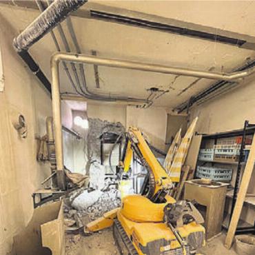 Neues Leben in alten Mauern - Achtung, Spezialbagger im Einsatz.