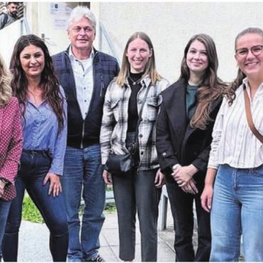 Eindrückliche Besichtigung - Sie trafen sich im Kantonalen Erstaufnahmezentrum: (v. l.) Sayed Nabizadeh (Betreuer), Gemeinderätin Esther Werthmüller, Tamara Kitanovic (für Eggenwil zuständige Sachbearbeiterin), Gemeindeschreiber Walter Bürgi, Leiterin Finanzen und Gemeindeschreiber-Stellvertreterin Vanessa Villars, Berufslernende Kauffrau Kezia Villiger, Leiterin Einwohnerdienste und Soziale Dienste Rahel Wismer sowie Johannes Uz (Betreuer). Bild: zg