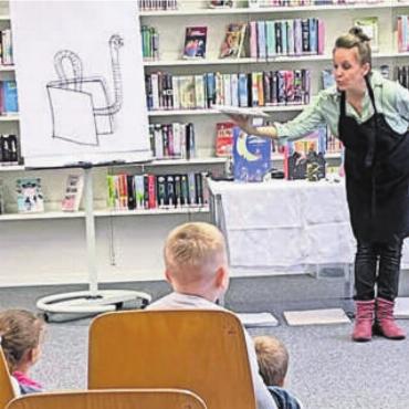 Auf Buchfühlung - Autorin Regi Widmer servierte ihre Lesung genüsslich. Bild: zg