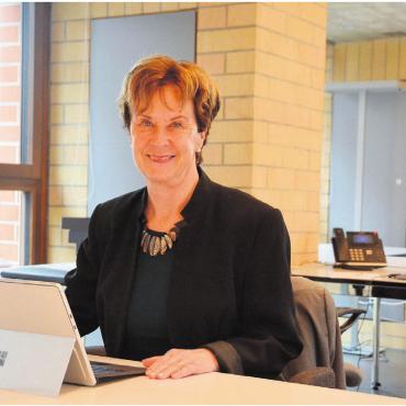 «Das muss ich noch lernen» - Anderer Laptop, anderer Arbeitsplatz innerhalb des Büros – so versucht Marlies Laubacher das Engagement im Gemeinderat von jenem für die Haus und Raum AG zu trennen. Bild: Annemarie Keusch