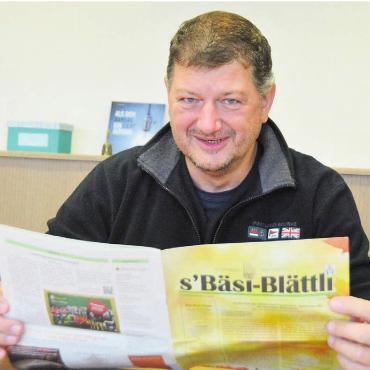 «Bäsi-Blättli» droht das Aus - Gemeindeammann Mario Räber mit der aktuellen und vielleicht zweitletzten Ausgabe des «Bäsi-Blättli». Bild: Annemarie Keusch