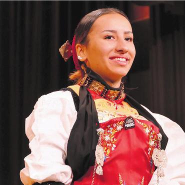 Eine bunte Palette an Melodien - Jenny Emmenegger präsentiert einzigartige Jodellieder in Nidwaldner Sonntagstracht.