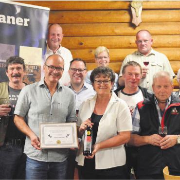 Auch beim Rotwein die Besten - Die Ortsbürgerkommission und das Rebberg-Team freuen sich über das überreichte Diplom. Doppelt ist die Freude bei Ortsbürgerin Milly Stöckli, die auch Präsidentin des Ortsbürgerverbandes Aargau ist. Bild: Annemarie Keusch