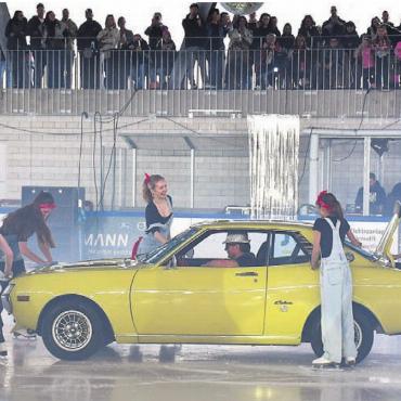 Strahlende Gesichter – stolze Eltern - Der Toyota Celica mit Urs Dubler am Steuer wird von der Teens-Gruppe zum Song «Car wash» aus dem Jahr 1976 glänzend poliert.