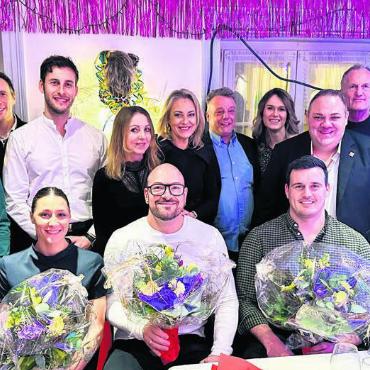 «Nächstes Mal hol ich dich ein» - Sportler, Begleitungen, Jury, Laudatoren, Verleger-Paar: Alle auf einem Bild (mit Ausnahme der Redaktion).