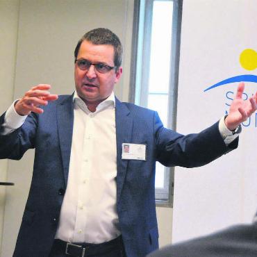 Gut, aber nicht gut genug - Spital-CEO Daniel Strub referierte über die Gründe, die die hohen Ausgaben im Spital verursachen. Bild: Annemarie Keusch