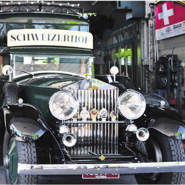 Der Duft von Benzin und Motoren - Der heimliche Star des Veteranentreffens: der Rolls-Royce Phantom II von 1931. Ein Hotelbus mit sechs Plätzen. Sein Besitzer Patrick Müller aus Kriens vertraut der Garage Frey sein Auto regelmässig an. Bild: Verena Anna Wigger