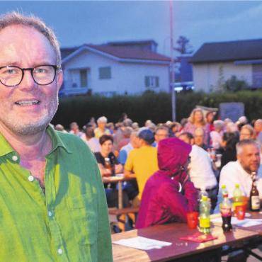 Wo Heimatgefühle aufkommen - Erfolgsautor Marcel Huwyler hat die über 200 Merenschwanderinnen und Merenschwander auf dem Pausenplatz als Festredner in seinen Bann gezogen. Bild: Thomas Stöckli