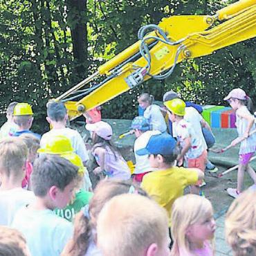 Planung läuft auf Hochtouren - In Niederwil halfen die Kids beim Spatenstich zur Sanierung und Ausbau des Kindergartens tatkräftig mit. Bilder: Archiv