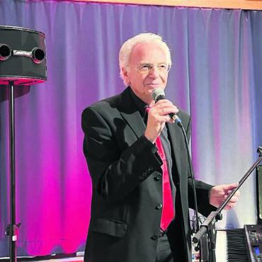 Verdiente Ehrung - Stolzer Bandleader: Herb Müller bei der Begrüssung in der voll besetzten Rösslimatte.