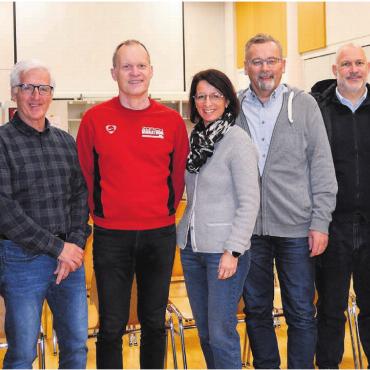 Neuer Vorstand gewählt - Der neue Vorstand besteht aus: (v. l.) Chrigi Meier, Roger Bischofsberger, Michael Wiederkehr, Petra Oggenfuss-Feldgrill, Beat Suter, Patrick Luther und Marco Salm. Es fehlt Chris Springer.
Bild: Roger Wetli