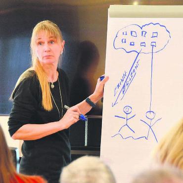 Weil solche Themen gefragt sind - «Eine komplizierte Sache.» Medium Corinne Breitenstein versucht ihre Überzeugung einer Reinkarnation der Seele auch bildlich darzustellen. Bild: Annemarie Keusch
