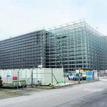 Neue Massstäbe setzen - Grossbaustelle im Villmerger Industriegebiet. Die Post investiert rund 140 Millionen Franken in das neue Logistikzentrum. Die Eröffnung ist für Frühsommer 2025 geplant.