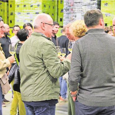 Von Angesicht zu Angesicht - Darf auf keinen Fall fehlen: Wein zum Anstossen auf einen gemütlichen Abend.
