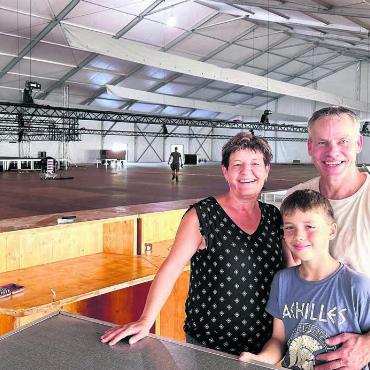 «Es darf noch mehr sein» - Die ganze Familie Amsler packt an. Anita, Erik und Sohn Tim im grossen Zelt auf dem Merkur-Areal. Bild: Stefan Sprenger