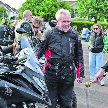 Heitere Segnung für Gefährt und Fahrer. Bild: Albert Schumacher